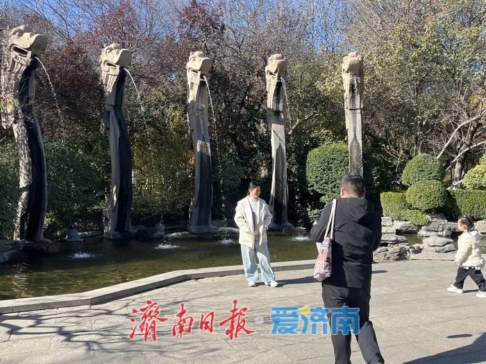 阳光洒满五龙潭 初冬景致引市民打卡休闲