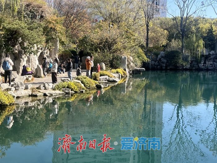 阳光洒满五龙潭 初冬景致引市民打卡休闲