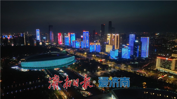 济南地标建筑群灯光秀向“白衣天使”致敬
