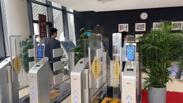 刷脸就能借还书！全国首个图书无感借阅闭环系统亮相济南市图书馆