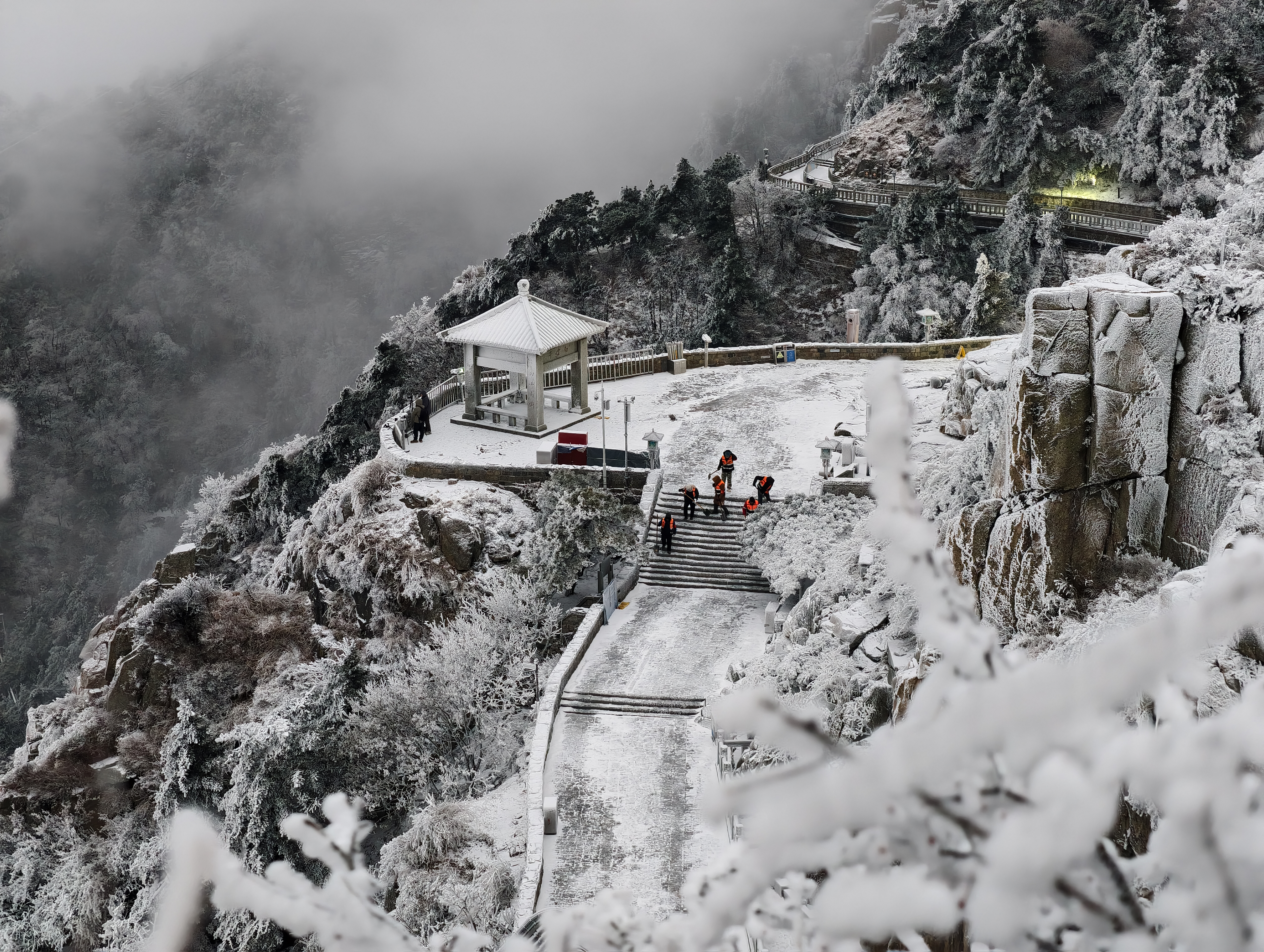 山东泰安:雪后泰山披银装 铲冰除雪保畅通