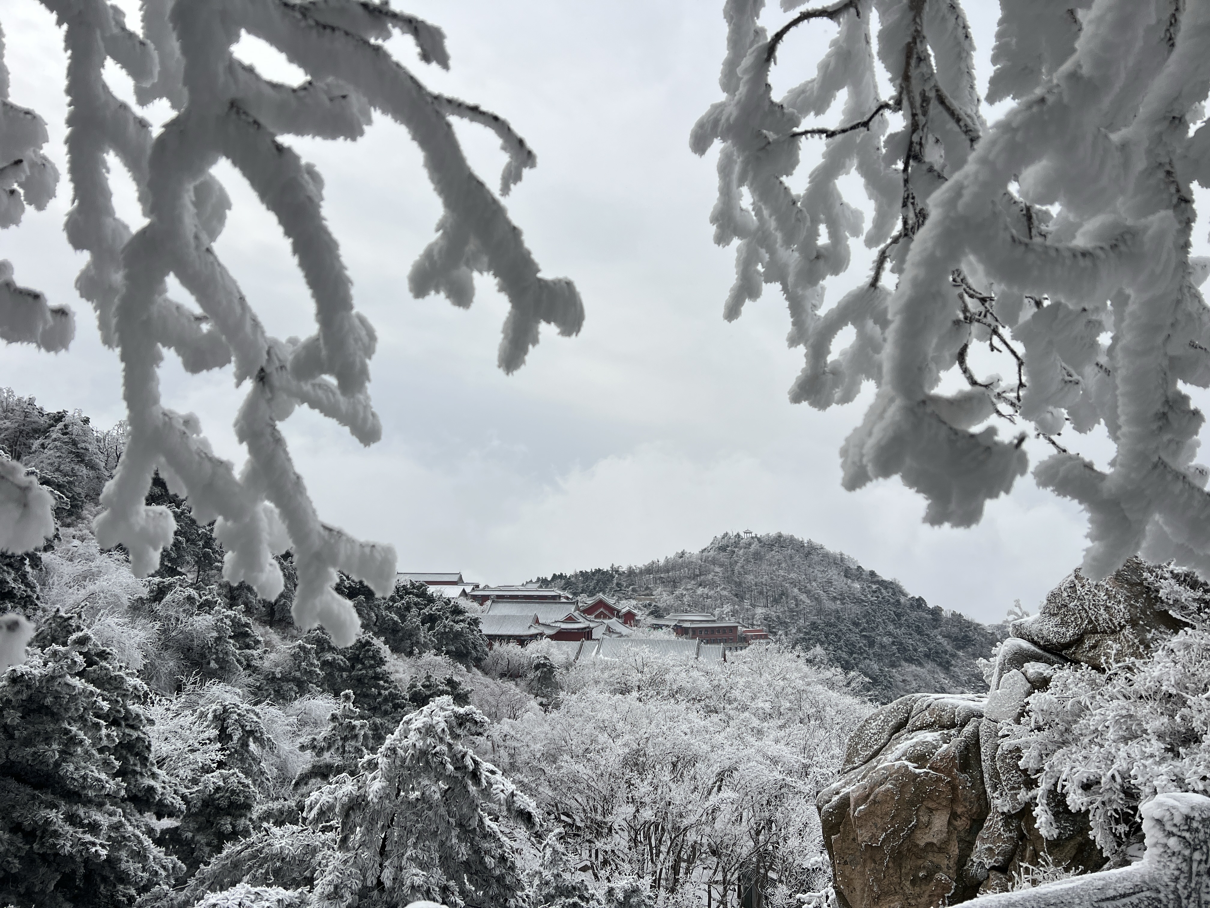 山东泰安:雪后泰山披银装 铲冰除雪保畅通
