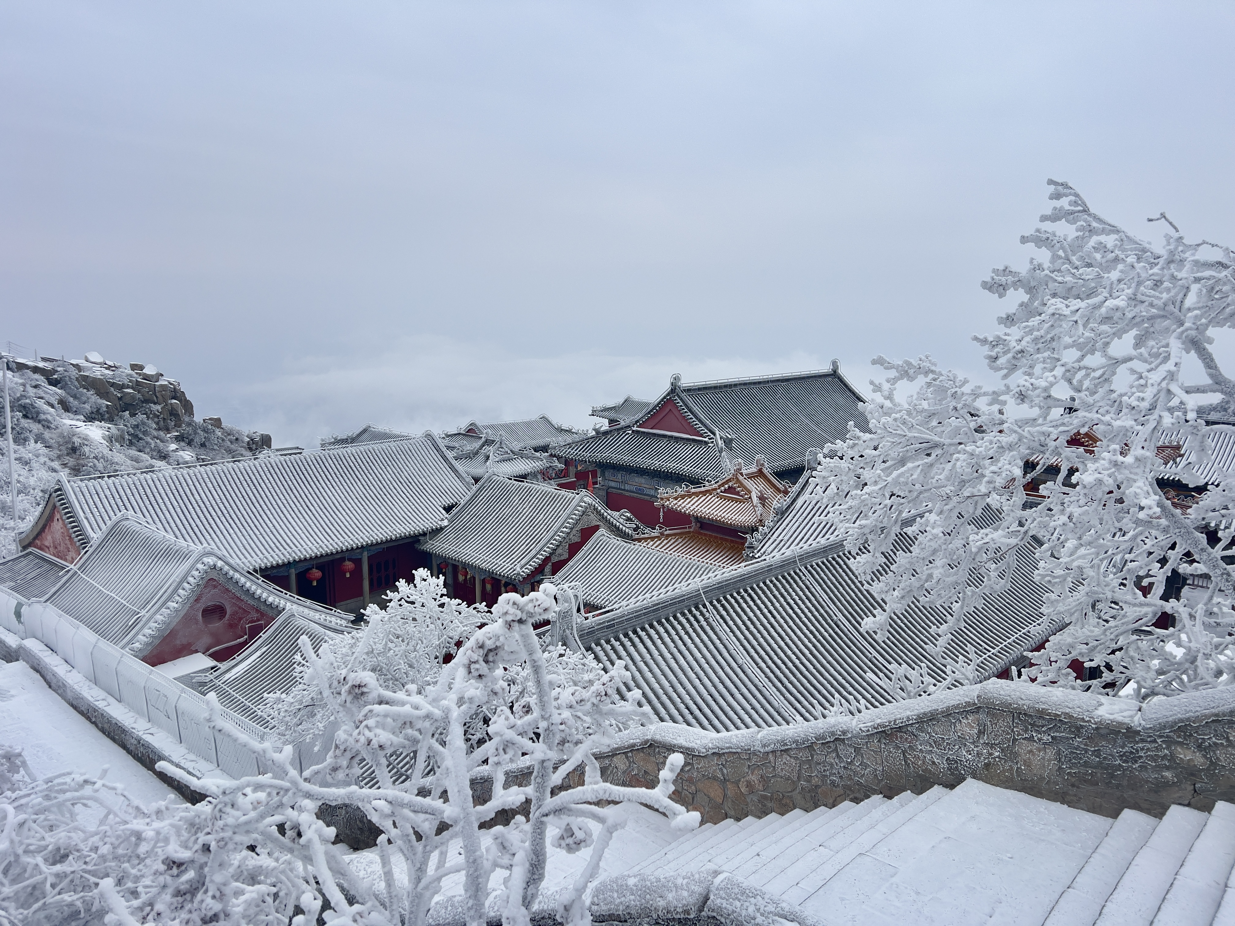 山东泰安:雪后泰山披银装 铲冰除雪保畅通