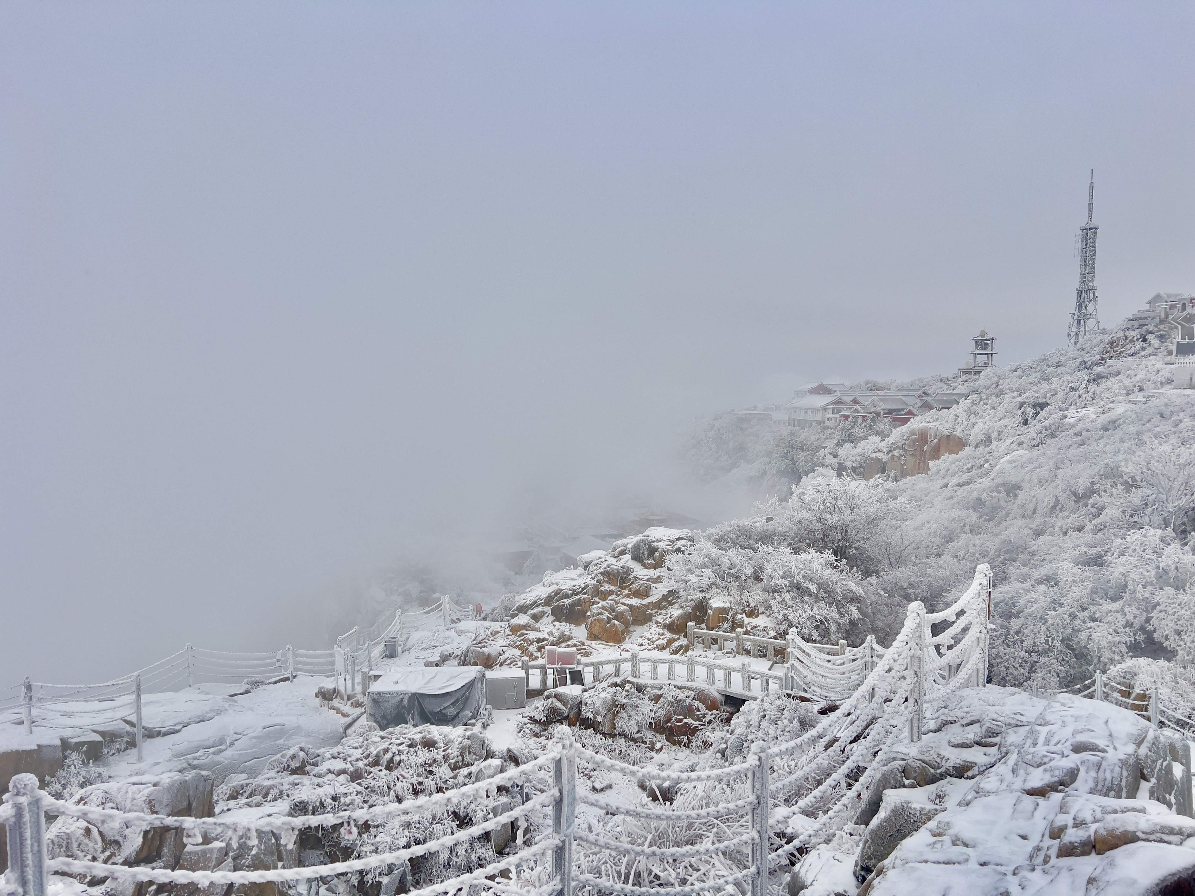 山东泰安:雪后泰山披银装 铲冰除雪保畅通