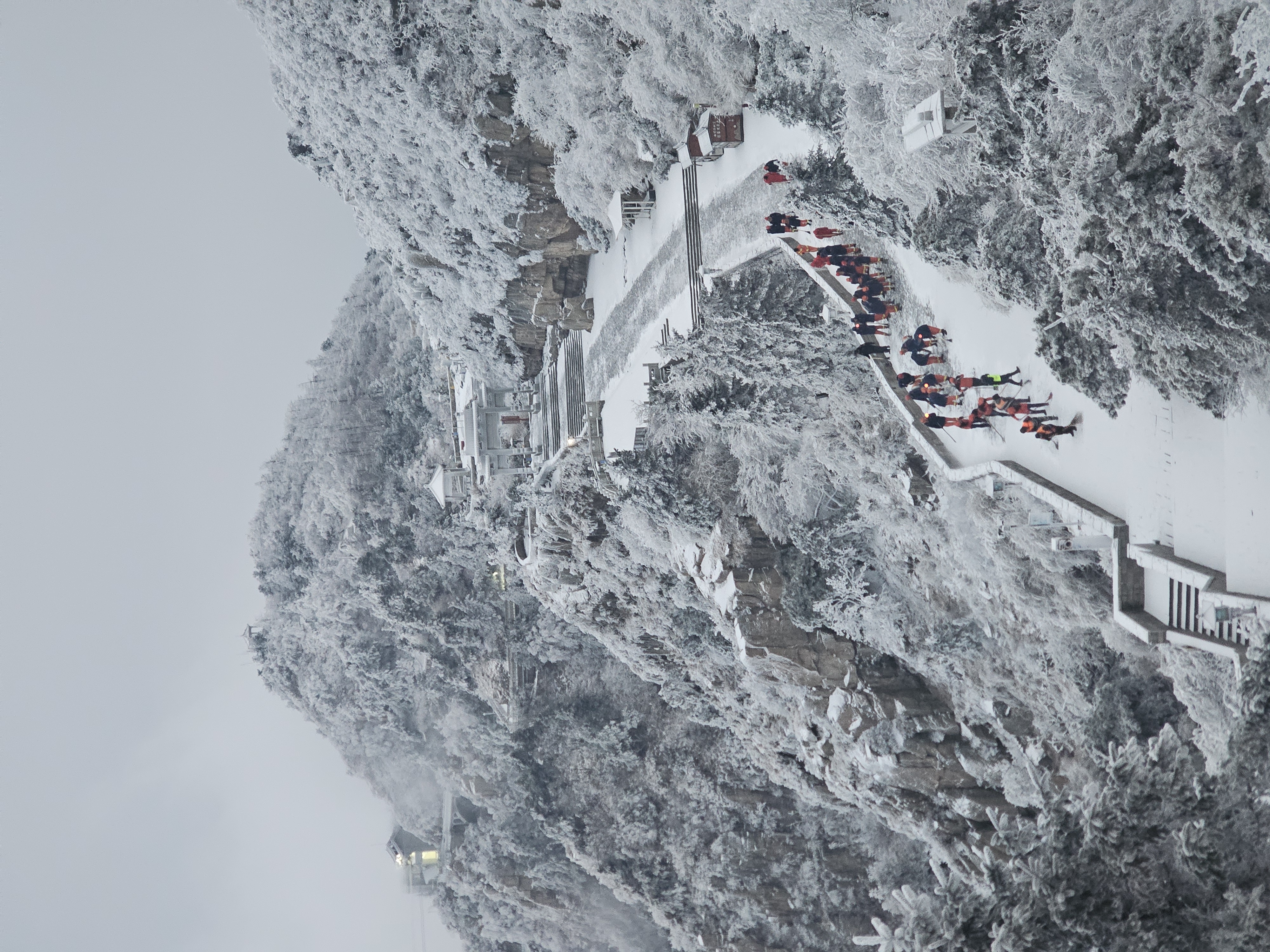 山东泰安:雪后泰山披银装 铲冰除雪保畅通