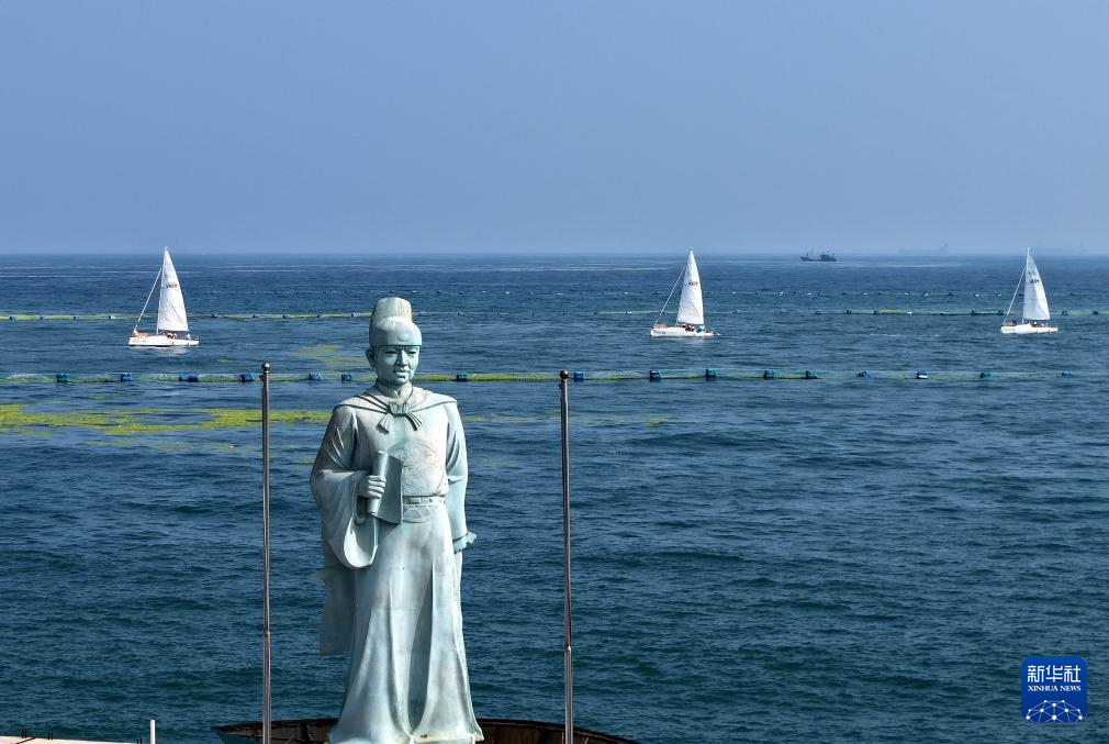 山东青岛举行海上巡游迎接中国航海日_fororder_002