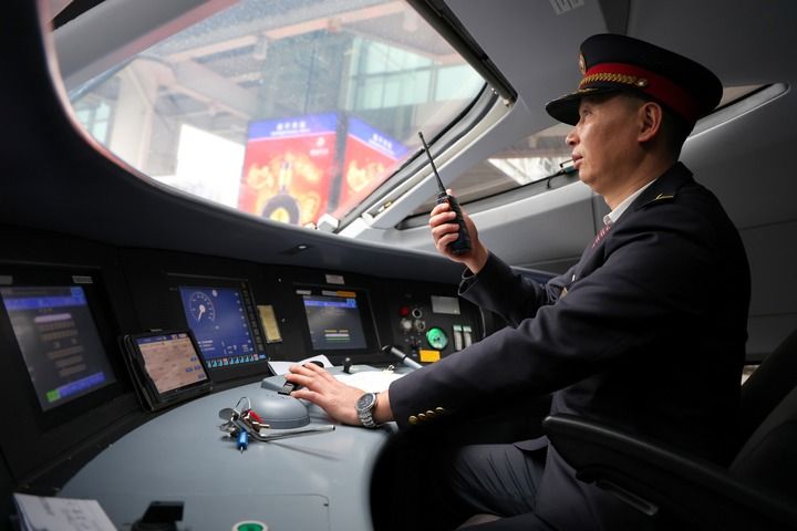 灯火映团圆 奋斗写担当——走近春节假期一线坚守者