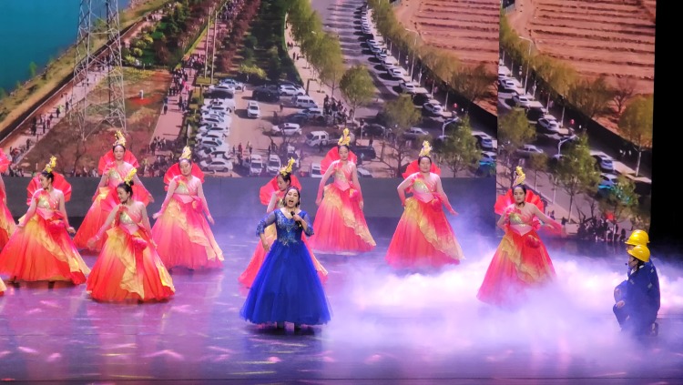 千名观众沉醉《黄河安澜》 黄河精神在甘肃大剧院震撼回响_fororder_图片2