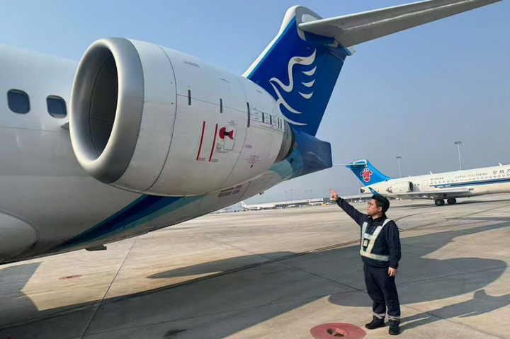 灯火映团圆 奋斗写担当——走近春节假期一线坚守者