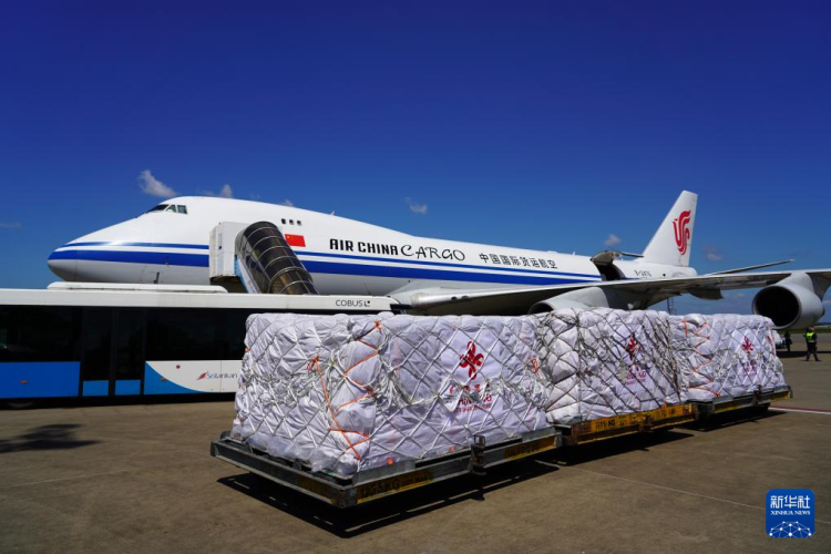 中国援助斯里兰卡抗洪救灾物资运抵科伦坡