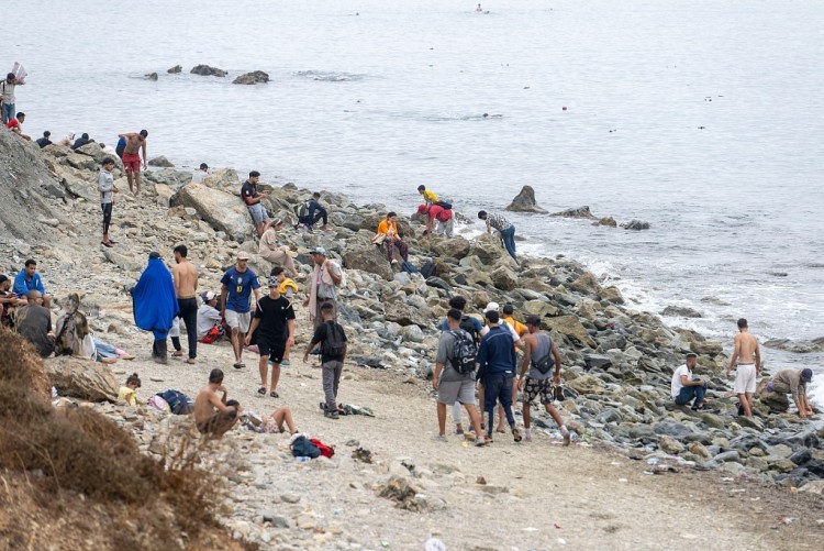 西班牙飞地遭遇非法移民潮 欧盟多国反应不一
