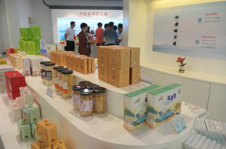 中国经济样本观察·“镇”了不起|你餐桌上的银耳,近六成产自这个小镇