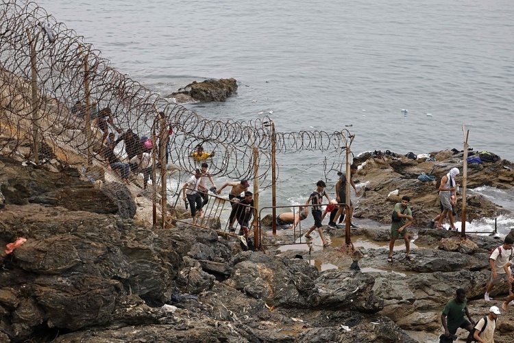 西班牙飞地遭遇非法移民潮 欧盟多国反应不一