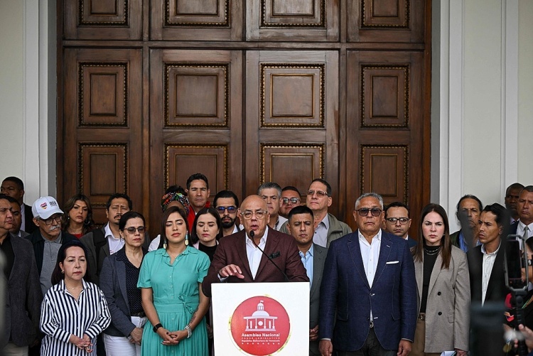 闪评 | 以压促变vs强势反击 美委关系后续如何发展?