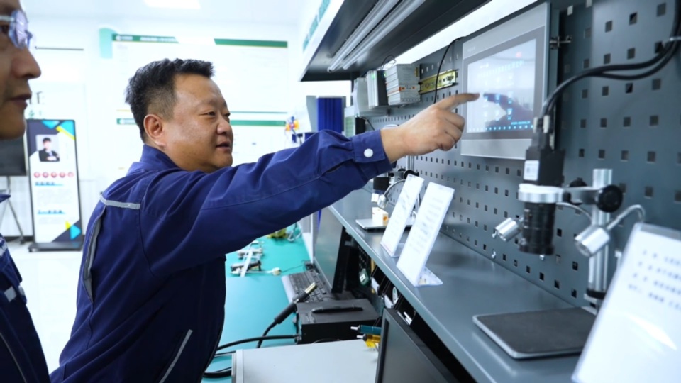 【理响中国·薪火“燃”青春】百花齐放的城市新产业:从能源依赖到双轮奔腾