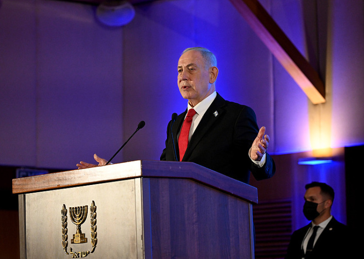 视频丨美军18架战机飞向中东 伊朗举行军演 谈判前夕互亮“底牌”