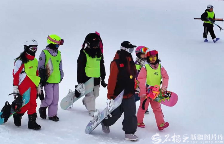 新春走基层丨额敏县牧民兄弟俩跨界“追雪” 变身滑雪教练