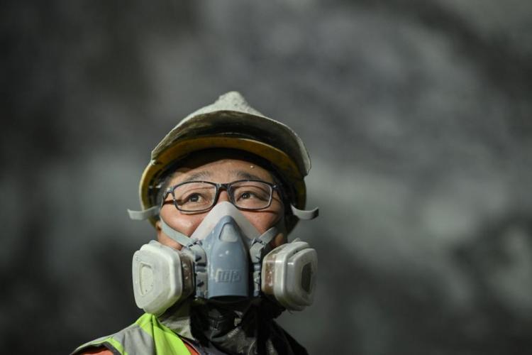穿越伊犁丨隧洞开山成坦途