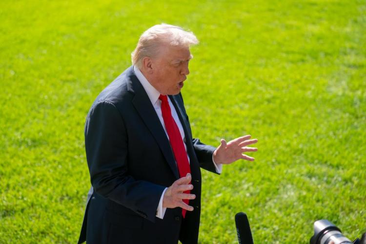 特朗普回应健康质疑:手背瘀青只因服用阿司匹林,打瞌睡是在“放松”