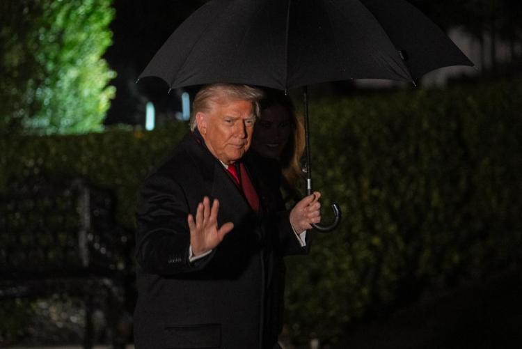 特朗普回应健康质疑:手背瘀青只因服用阿司匹林,打瞌睡是在“放松”