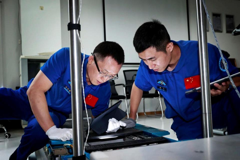 “神二十一”飞天在即 乘组地面训练精彩瞬间→