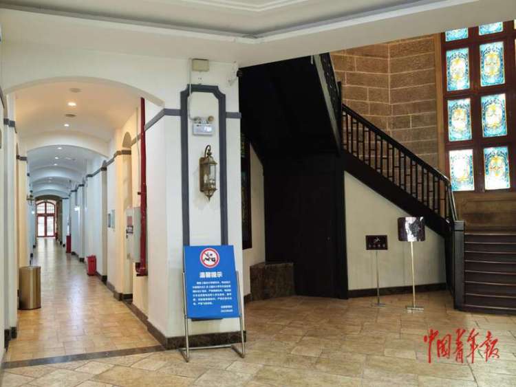 在被轰炸过6次的教学楼继续上课 | 校馆弦歌