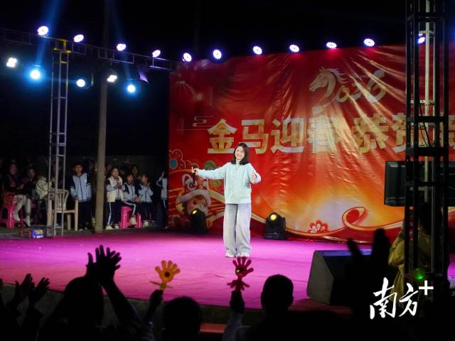 时代的年味|“00后”大学生回乡接棒办“村晚”