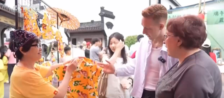 当外国友人遇上端午节 从好奇旁观到沉浸融入 喜庆氛围引发情感共鸣
