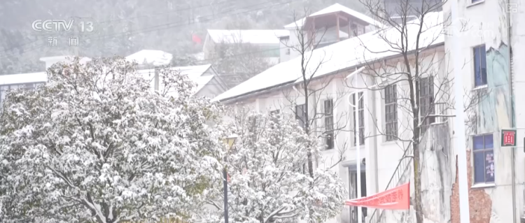 多地新年迎降雪 各部门协同除冰铲雪保畅通护航百姓游玩安全