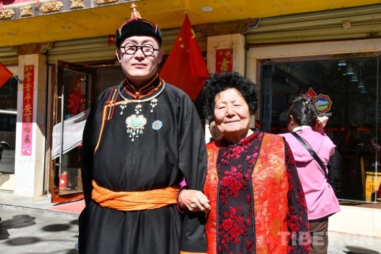 高原银发旅行热 西藏不再是远方