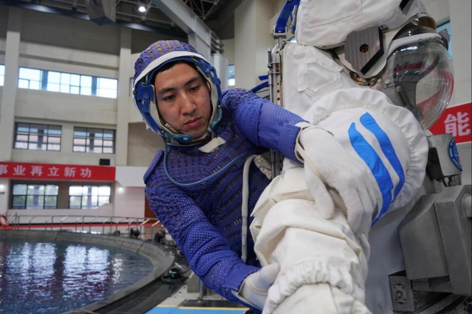 “神二十一”飞天在即 乘组地面训练精彩瞬间→