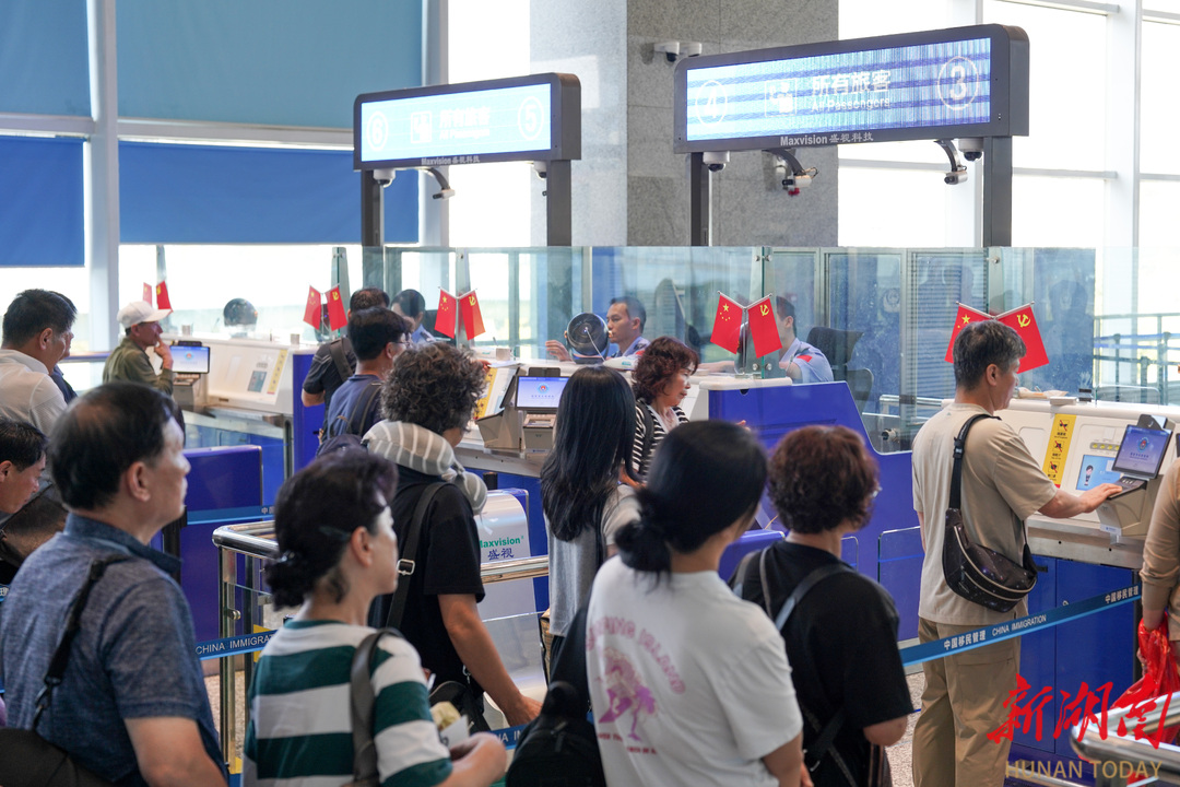 8天长假湖南空港口岸出入境人员4.3万人次,去年同期增长2.7%_fororder_5