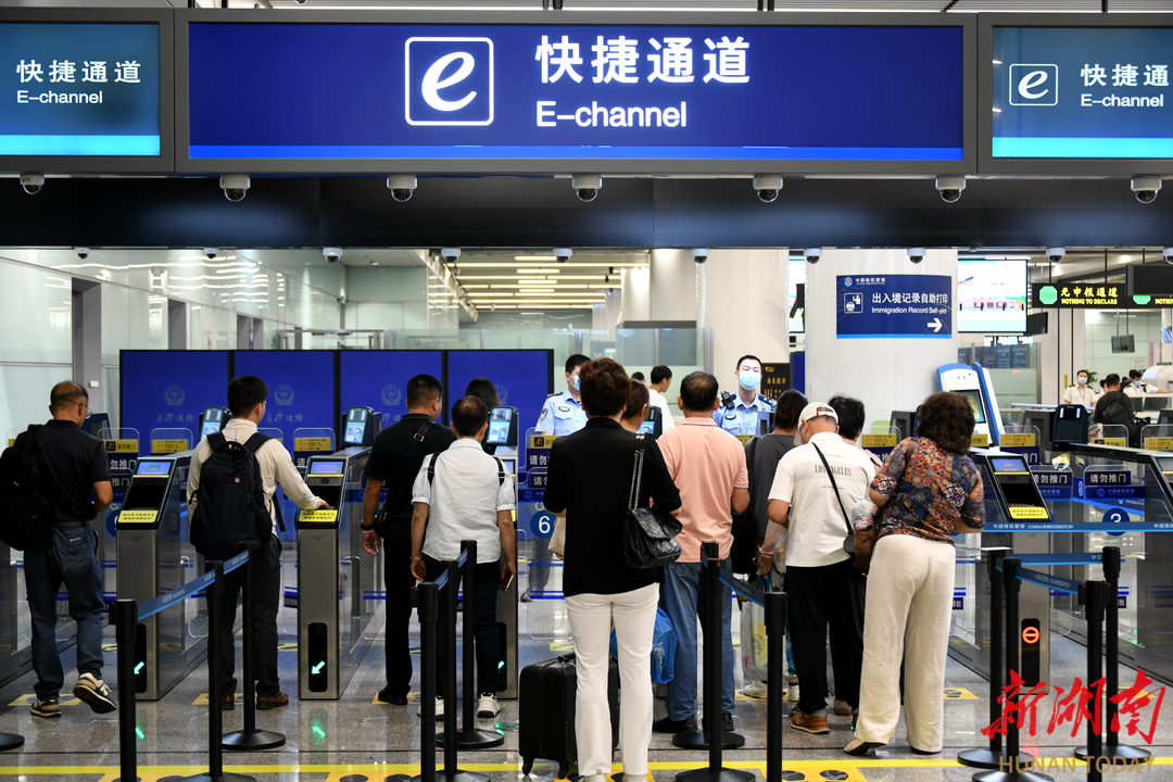 8天长假湖南空港口岸出入境人员4.3万人次,去年同期增长2.7%_fororder_4