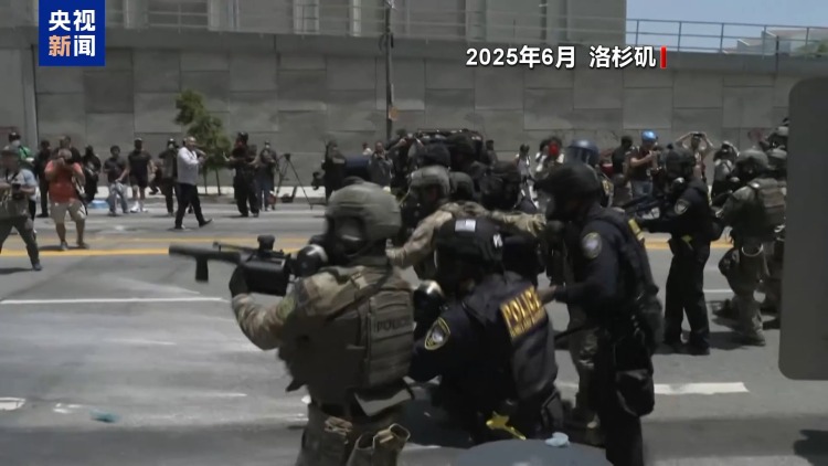 特朗普指责伊利诺伊州州长“软弱且可悲”