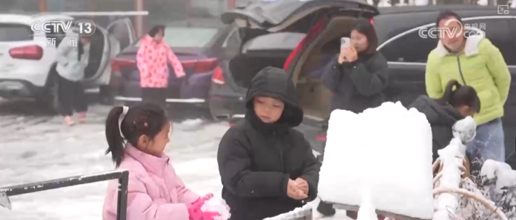多地新年迎降雪 各部门协同除冰铲雪保畅通护航百姓游玩安全
