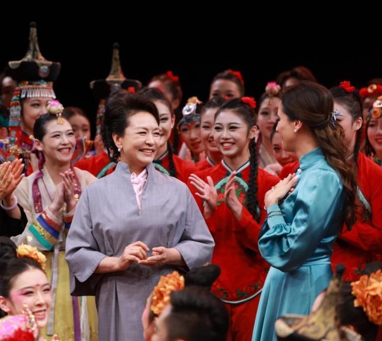 独家视频丨彭丽媛同塞尔维亚总统夫人塔玛拉参观北京舞蹈学院