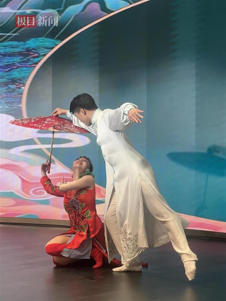 光影绘长江,知音话未来,嘉宾打卡“古琴号”沉浸式感受武汉之夜