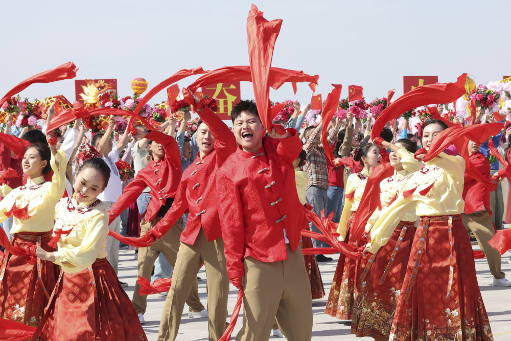 “开创新疆更加美好的明天”——习近平总书记率中央代表团出席新疆维吾尔自治区成立70周年庆祝活动纪实