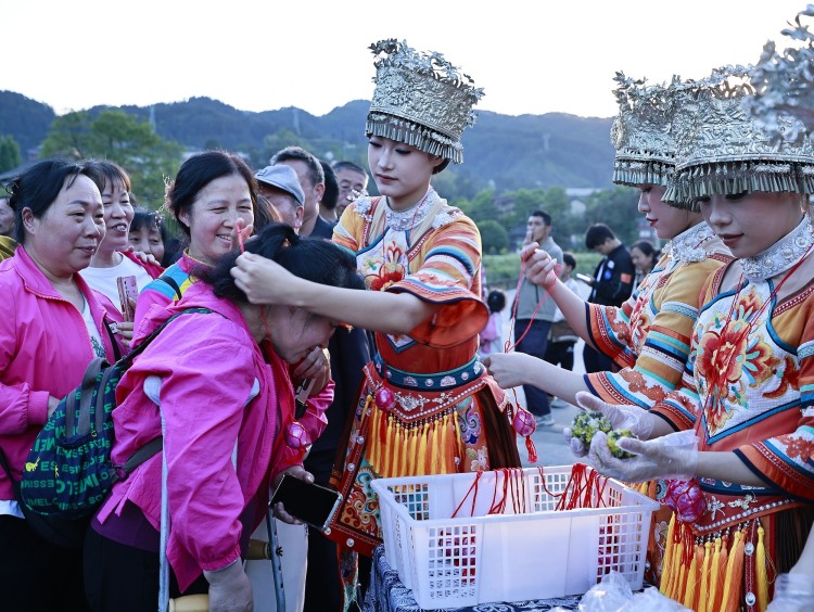 晶采观察丨盘点“五一”3个“微表情”见证活力中国