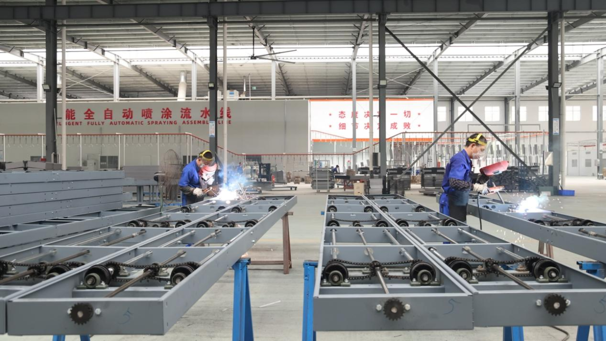 Fully Charged: Jiangxi's Metal Furniture Industry Sets Sail for Global Markets