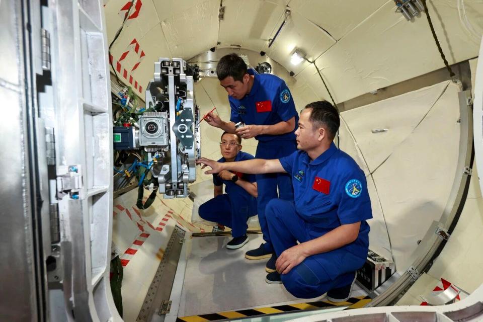 “神二十一”飞天在即 乘组地面训练精彩瞬间→
