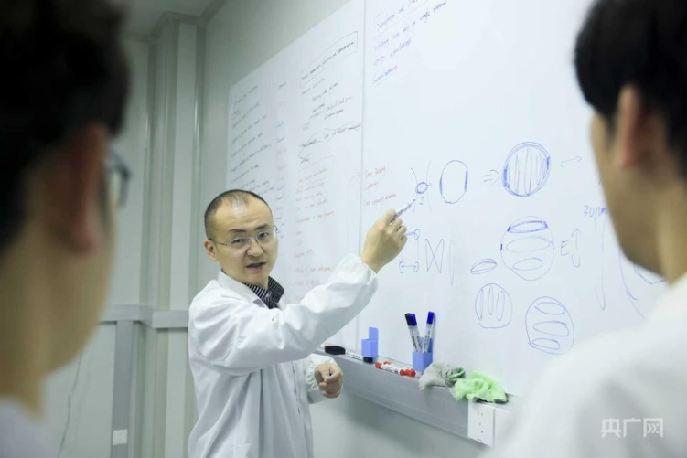 青春向上|数据洪流何处去?中国青年科学家把答案写进玻璃里