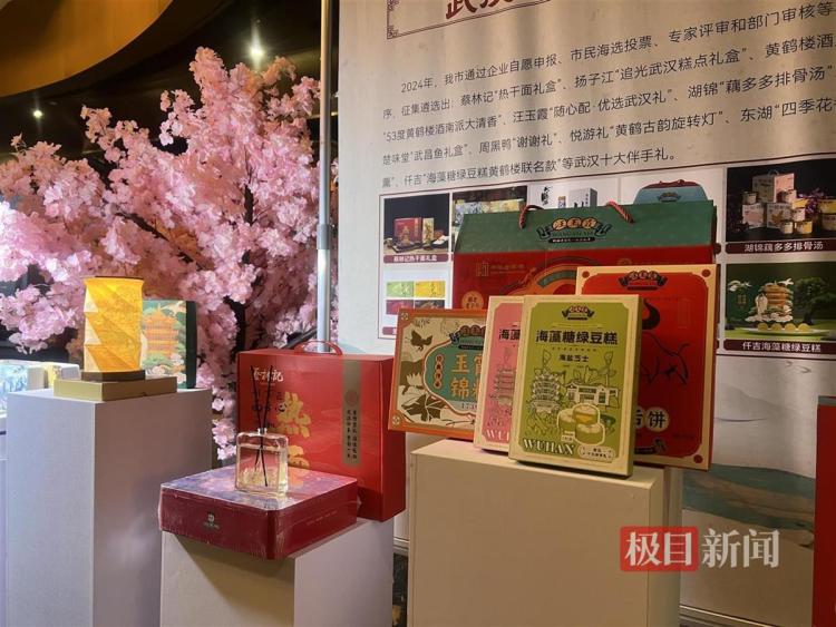 光影绘长江,知音话未来,嘉宾打卡“古琴号”沉浸式感受武汉之夜