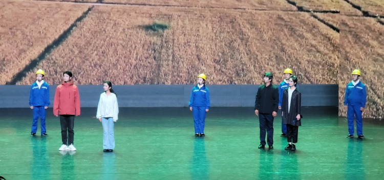 千名观众沉醉《黄河安澜》 黄河精神在甘肃大剧院震撼回响_fororder_图片1