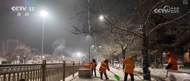多地新年迎降雪 各部门协同除冰铲雪保畅通护航百姓游玩安全