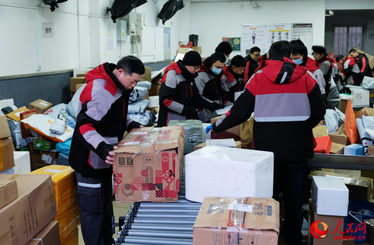 新春走基层 | 快递小哥成劳模大哥