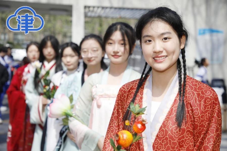 天津南开崇化中学2025年“海棠季”游园活动拉开帷幕