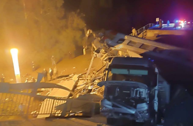 俄罗斯布良斯克州桥梁坍塌致列车脱轨事故造成3死28伤