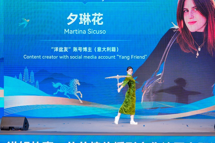 从“远方”到“我们”:当外国人选择“成为中国人”——2026中国网络媒体论坛观察