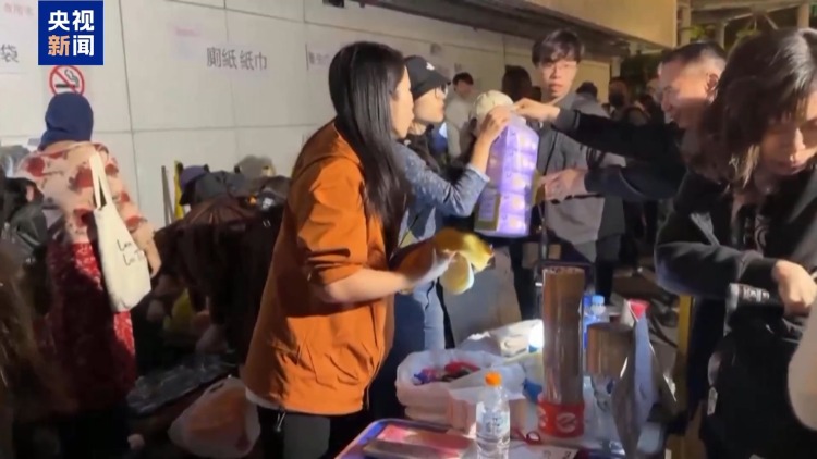 总台现场直击丨香港特区政府已开放9个庇护中心 全力救助受灾居民